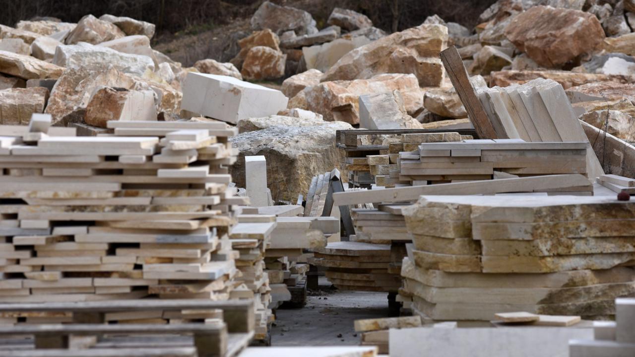 Virke och trä i en hög