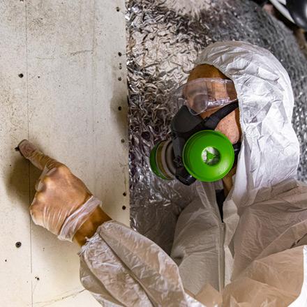 Man i skyddsutrusning